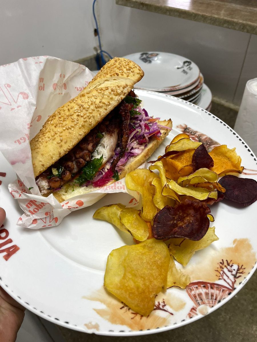 Sanduíche de polvo com chips de raízes servido pela Jakuna Cozinha
